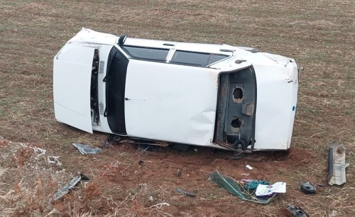 Çorum'da şarampole devrilen otomobilin sürücüsü yaralandı