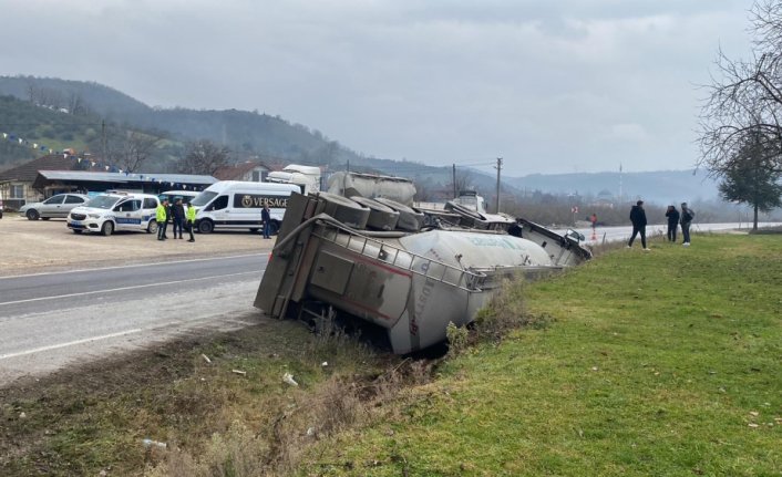 Düzce'de devrilen çimento yüklü tankerin sürücüsü yaralandı