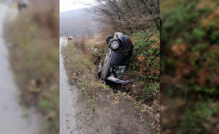 Düzce'de su kanalına devrilen otomobilin sürücüsü yaralandı