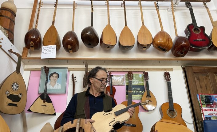 El emeğiyle yaptığı enstrümanları 34 yıldır müzik tutkunlarına ulaştırıyor
