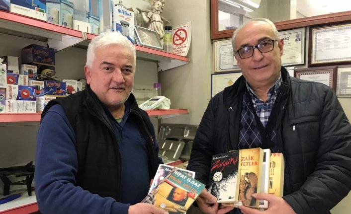 Emekli emniyet personeli, Cumhuriyetin 100. yılı anısına 100 kitap bağışladı