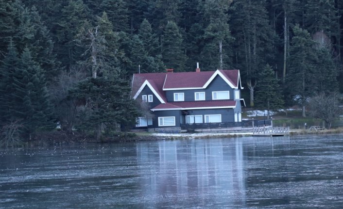 Gölcük Tabiat Parkı'ndaki gölün yüzeyi buz tuttu