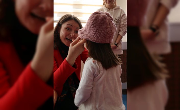 Gönüllü kadınların ördüğü atkı ve bereler çocuklara dağıtıldı