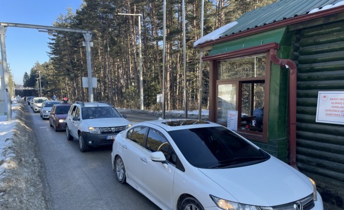 Güneşli havayı fırsat bilenler Abant'ta yoğunluk oluşturdu
