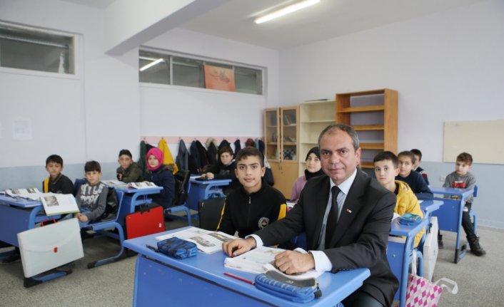 İlköğretim ve liseyi okuduğu okulda müdürlük yapıyor