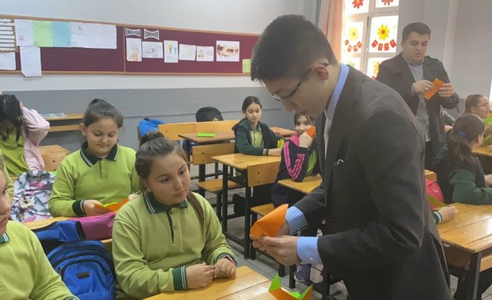 Japonya'da yaşayan Türk öğrenci Zonguldak'ta çocuklarla origami yaptı