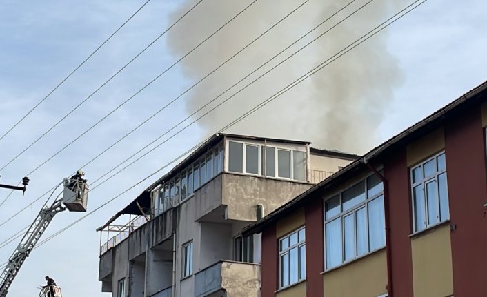 Karabük'te 4 katlı binanın çatısında çıkan yangın söndürüldü