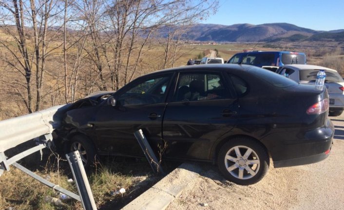 Karabük'te bariyere çarpan otomobildeki kadın yaralandı