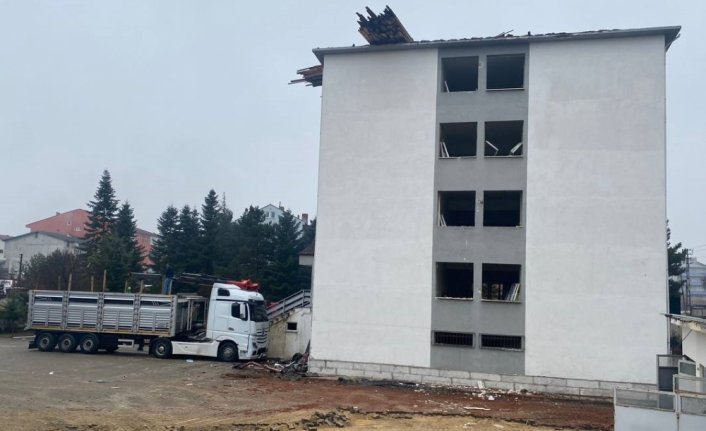 Karabük'te deprem dayanıklılık testini geçemeyen hükümet konağı yıkılıyor