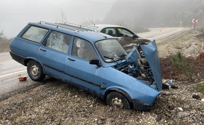 Karabük'te iki otomobilin çarpıştığı kazada 3 kişi yaralandı