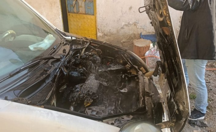 Karabük'te park halindeki hafif ticari araç yandı