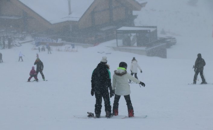 Kartalkaya'da kar yağışı aralıklarla devam ediyor