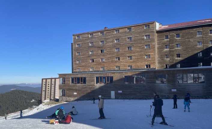 Kartalkaya'da tatilciler yılın ilk gününde kayak ve snowboard yaptı