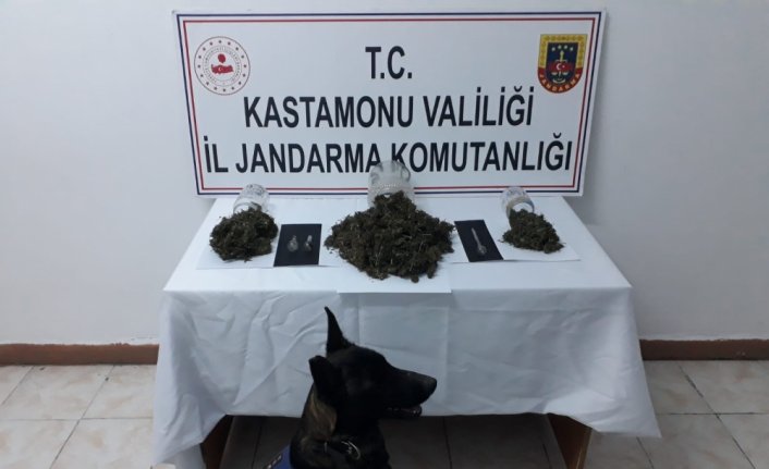 Kastamonu'da evinde ve aracında 1,5 kilogram esrar bulunan zanlı tutuklandı