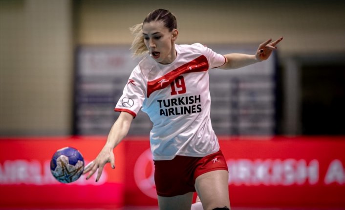 Milli hentbolcu Neslihan Çalışkan, Karadağ'ın ZRK Buducnost takımıyla sözleşme imzaladı