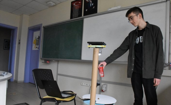 Öğrencilerin tasarladığı çöpleri ayrıştırabilen 