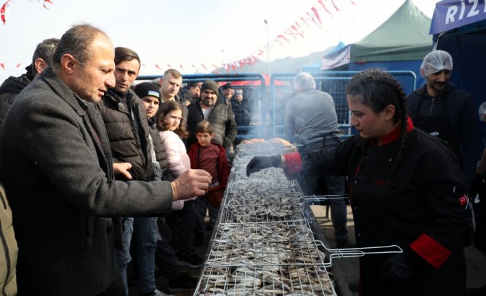 Rize'deki hamsi festivalinde 2,5 saatte 2,5 tonun üzerinde hamsi tüketildi