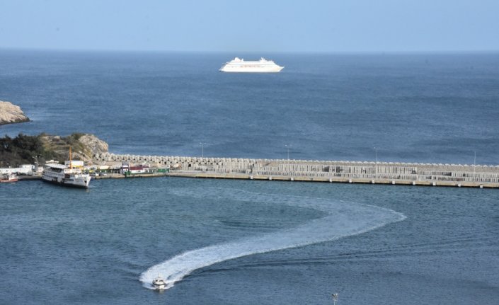 Rusya'dan Amasra'ya gelen yolcu gemisi, şiddetli rüzgar nedeniyle limana çarptı