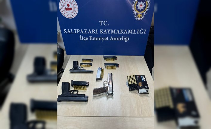 Salıpazarı ilçesinde bir araçta 3 ruhsatsız tabanca ele geçirildi