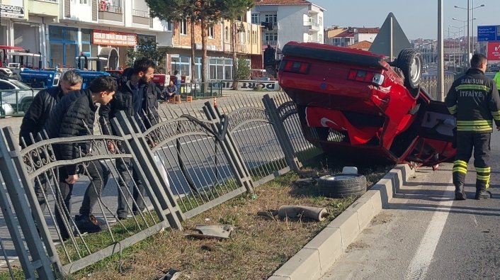 Bafra'da devrilen otomobildeki 2 kişi yaralandı