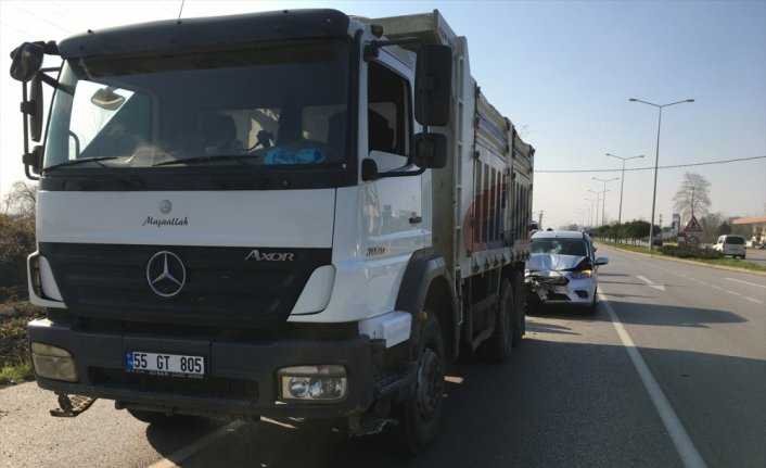 Samsun'da hafif ticari araçla kamyonun çarpışması sonucu 2 kişi yaralandı