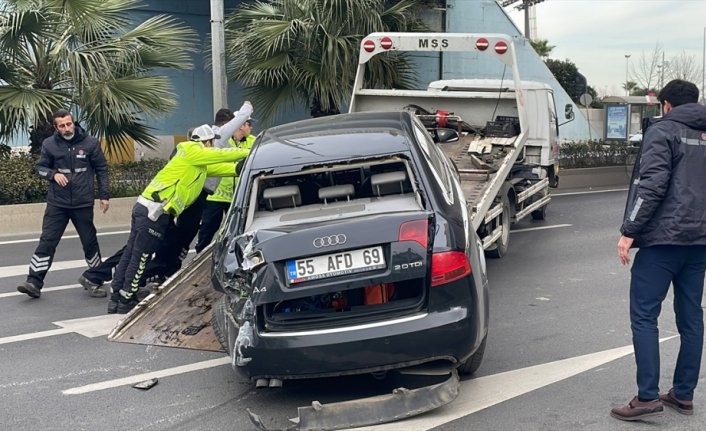 Samsun'da otomobilin çarptığı tramvay durağında hasar oluştu