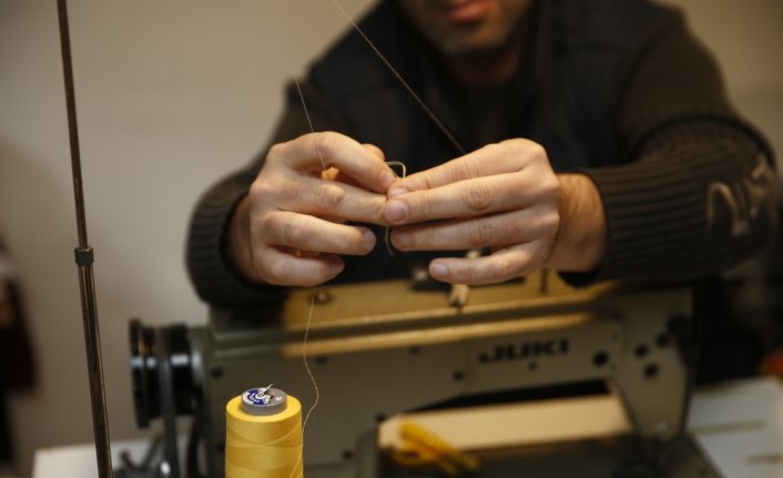 Seyahatlerinde topladığı atık kumaşlardan çanta tasarlıyor