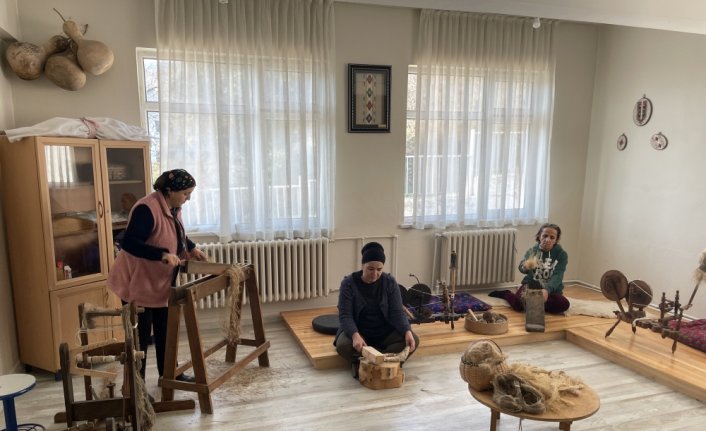 Sinop'ta keten ipi kadınların elinde hediyelik eşyaya dönüşüyor