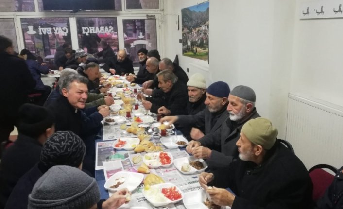 Tokat'ta EYT'den yararlanan kişi sabah namazına gelenlere kavurma dağıttı