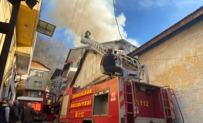 Zonguldak'ta binanın çatı katında çıkan yangın hasara yol açtı