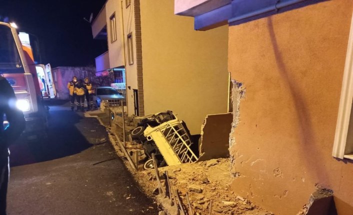 Zonguldak'ta park halindeki araçlara çarpan kamyonet apartman boşluğuna devrildi