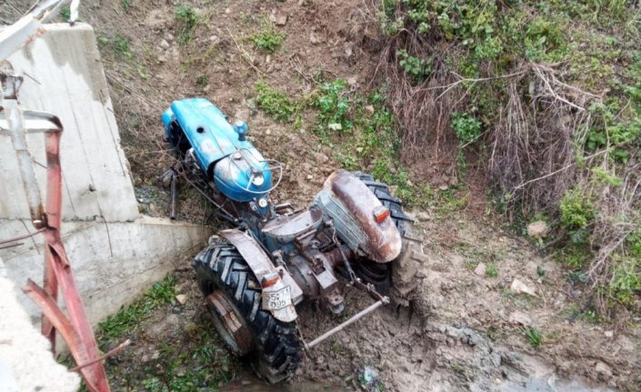 Alaçam'da devrilen traktörün sürücüsü yaralandı