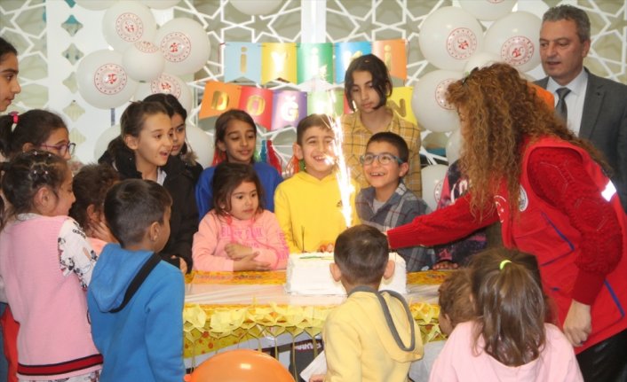 Amasya'da  depremzede çocuğa doğum günü sürprizi