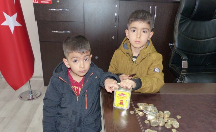 Amasya'da iki kardeş kumbaralarında biriktirdikleri parayı depremzedelere bağışladı