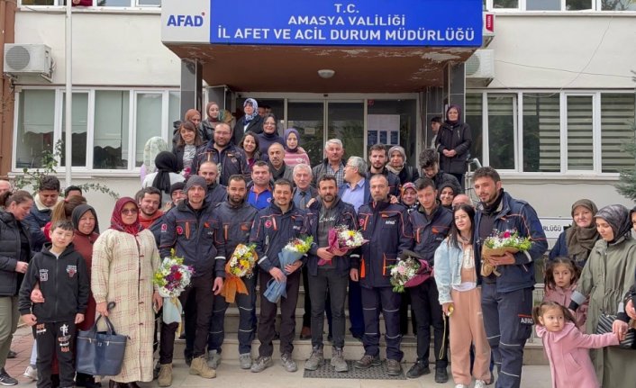 Amasya'dan deprem bölgesine giden AFAD ekibi kente döndü