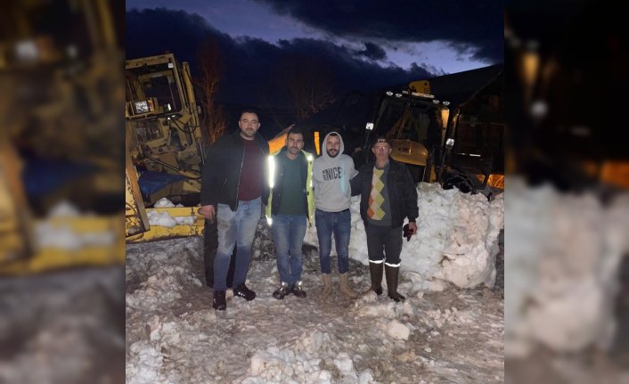 Ayancık'ta özel idare ekipleri kardan kapanan köydeki şeker hastasına ilacını ulaştırdı