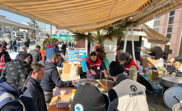 Bartın Üniversitesi depremden etkilenen vatandaşlara yardım eli uzatıyor