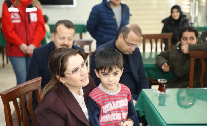 Bartın Valisi Arslan, kente gelen depremzedeleri ziyaret etti