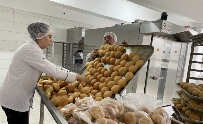 Bartın'da meslek liseliler deprem bölgesi için günde 15 bin ekmek üretiyor