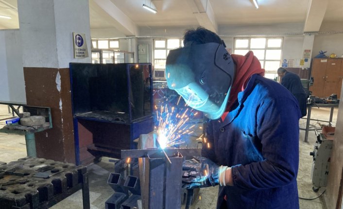 Bartın'da meslek liseliler depremzedeler için “roket soba“ üretiyor