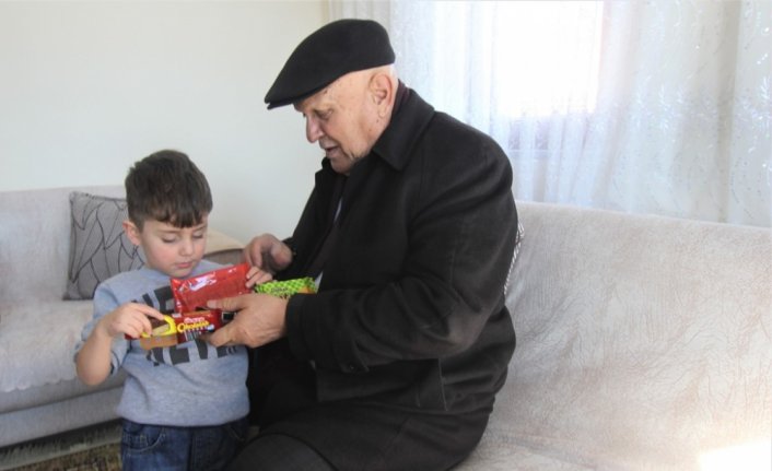 Bayburt Belediye Başkanı Pekmezci depremzedeleri ziyaret etti