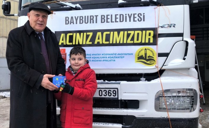 Bayburt'ta 8 yaşındaki Ömer, biriktirdiği parayı depremzedelere bağışladı