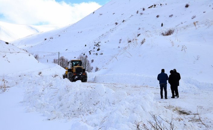 Bayburt'ta çığ düşmesi sonucu kapanan köy yolu ulaşıma açıldı
