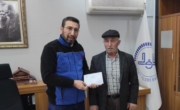 Biriktirdiği umre parasını depremzedeler için bağışladı