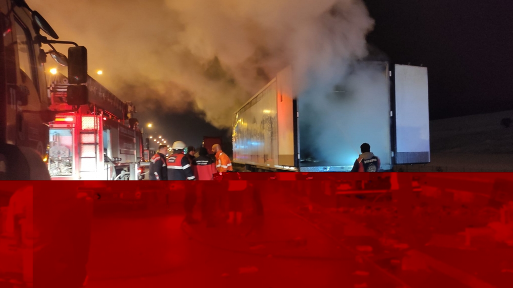 Bolu'da depremzedelere yardım taşıyan tırda çıkan yangın söndürüldü