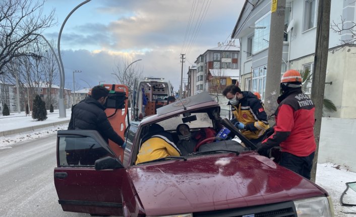 Bolu'da elektrik direğine çarpan otomobilde sıkışan sürücü yaralandı