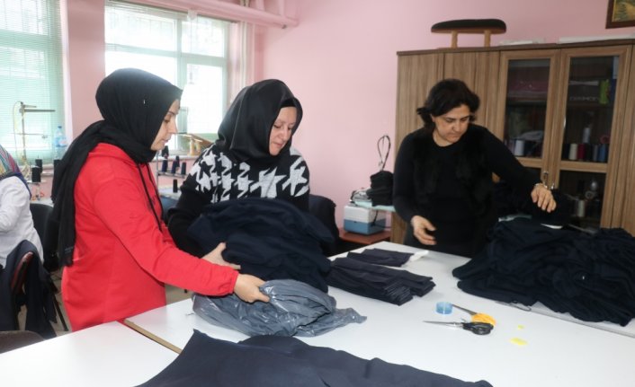 Bolu'da gönüllüler depremzedeler için kıyafet dikiyor