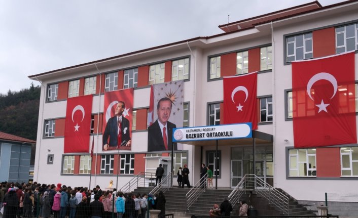 Bozkurt Ortaokulu öğrencileri yeni okullarında ders başı yaptı