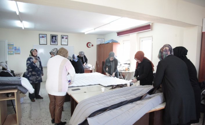 Çorum'da usta öğreticiler depremzedeler için uyku tulumu üretiyor