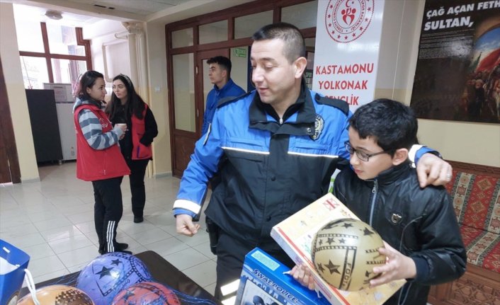 Deprem bölgesinden Kastamonu'ya getirilen çocuklara polisler moral veriyor